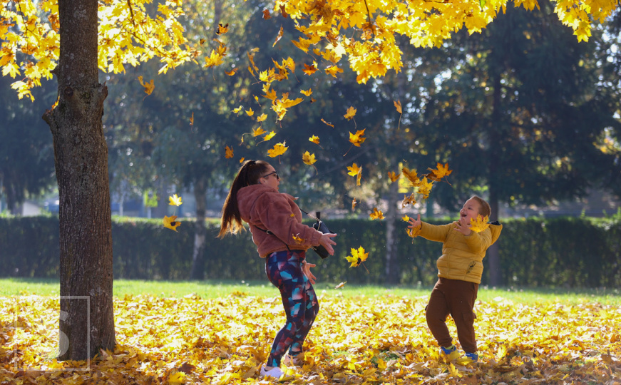 Lišće pada na sve strane: Jesen pretvorila Sarajevo u šarenu razglednicu
