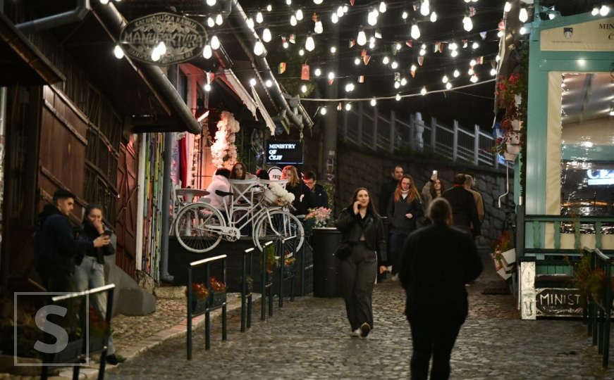 Oktobarska noć u Sarajevu: Kovači, kaldrma i miris kestena