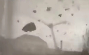 Razorna oluja pogodila Pariz: Vjetar rušio dizalice i odnosio krovove, jedna osoba poginula