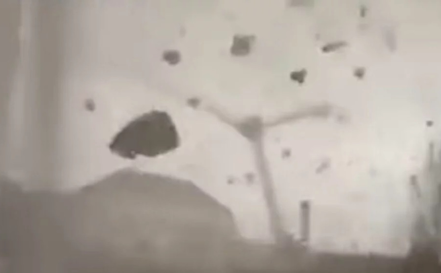 Razorna oluja pogodila Pariz: Vjetar rušio dizalice i odnosio krovove, jedna osoba poginula