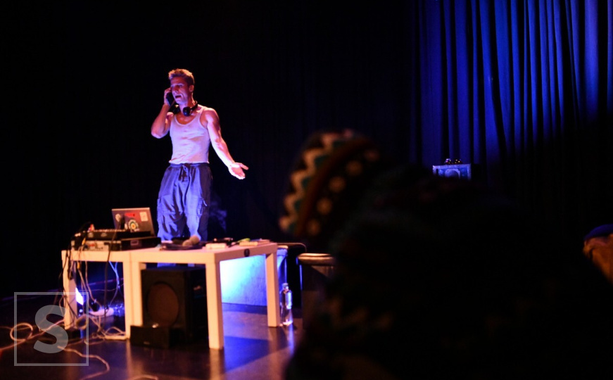 Zajednički projekat Davora Golubovića i Irfana Ribića: U Sarajevu izvedena predstava "Hoću kući"