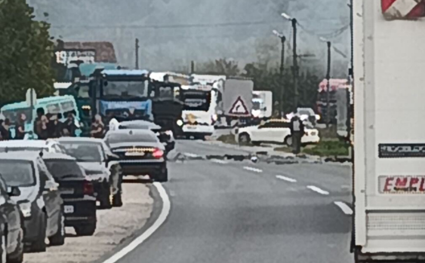 Nesreća na M-17: Povrijeđeno jedno lice, saobraćaj potpuno obustavljen