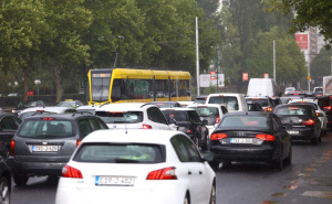 Važne informacije za vozače: Kolovoz mokar, mogući odroni. Pogledajte gdje su obustave saobraćaja