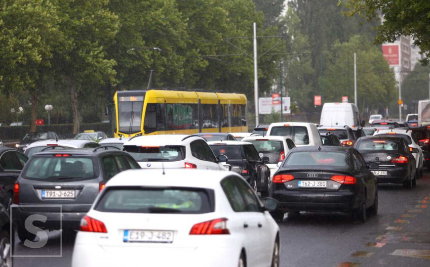 Važne informacije za vozače: Kolovoz mokar, mogući odroni. Pogledajte gdje su obustave saobraćaja