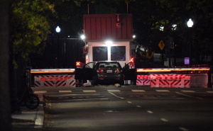 Motiv još uvijek nepoznat: Automobil se zabio u kapiju Bijele kuće, vozač pritvoren