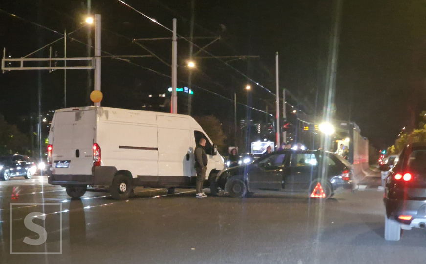 Nesreća u Sarajevu: Vozilo završilo na tramvajskim šinama