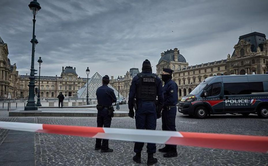 Neuspjeli pokušaj sa brusilicama: Provalnici u Louvreu jedva uspjeli razbiti staklo na vitrinama