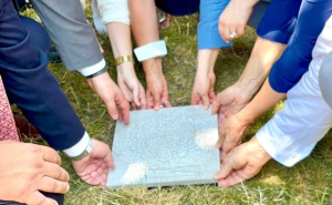 Trajni podsjetnik na počinjeni genocid: U Beču se danas otvara spomenik "Cvijet Srebrenice"