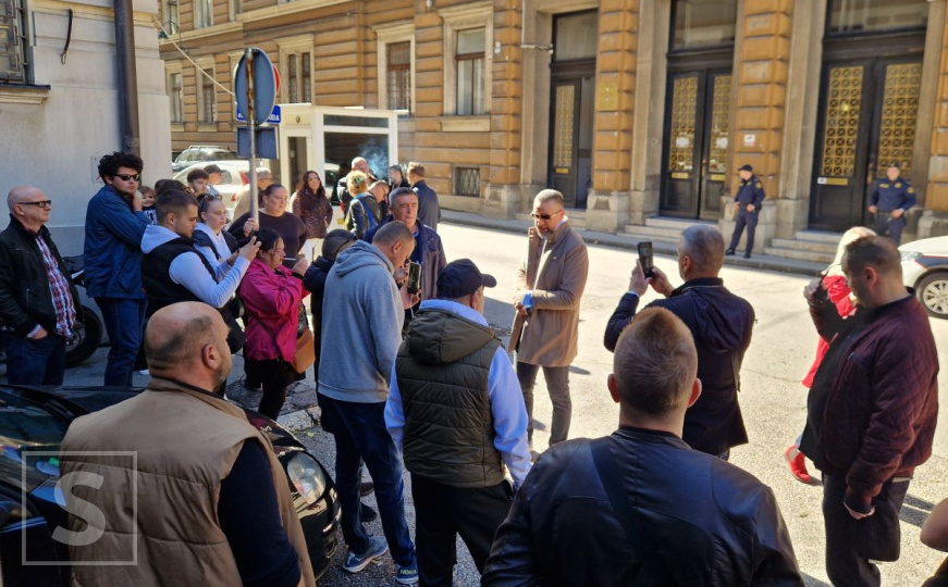 Faćini Tiktok "Rudari" skandiraju ispred Suda: Pogledajte video