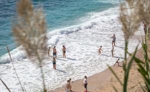 Dubrovnik uživa u zlatnoj jeseni: Građani se kupali na plaži Banje