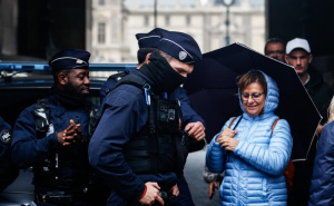 O svemu se oglasio fotograf: Detektiv sa fedorom rješava slučaj pljačke u Louvreu?