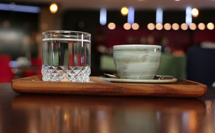 Znate li zašto dobijete čašu vode kada naručite kafu?