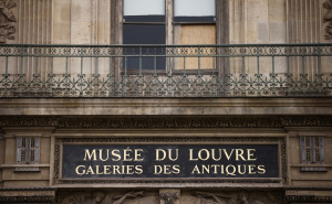Nakon pljačke Louvre premješta dragulje u Banku Francuske pod pojačanom policijskom zaštitom