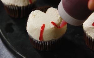 Oduševit će sve goste: Napravite sočne vampirske kolačiće za Noć vještica