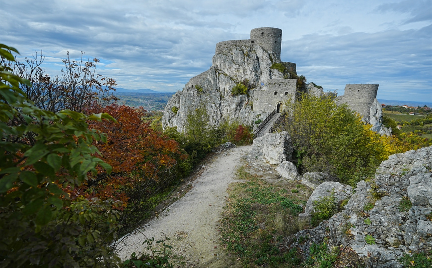 U sjeni moćnih zidina: Otkrijte stari grad Srebrenik, dom srednjovjekovnih bosanskih vladara