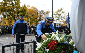 Sjećanje na ubijene kolege: Položeno cvijeće na spomenik sarajevskim policajcima Adisu i Davoru