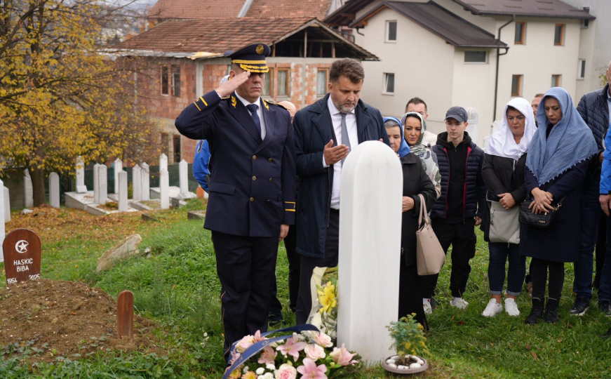Hrabrost koju Sarajevo pamti: Položeno cvijeće na mezar policajca Adisa Šehovića