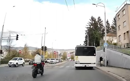 Opasna vožnja na ulicama Sarajeva: Pokušao dići motocikl na zadnji točak pa završio na asfaltu