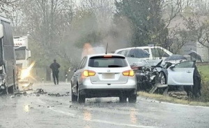 Detalji teške nesreće u Izačiću: Učestvovali autobus i putničko vozilo, tri osobe povrijeđene