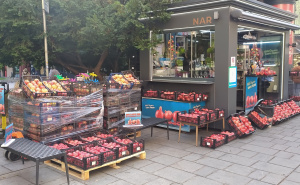 Građani nezadovoljni, najprometnija sarajevska šetnica Ferhadija "zakrčena" gajbama: "Ruglo"