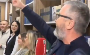 Kontroverzni Vučićević zapjevao: "Predsjedniče Aleksandre, tvojoj majci hvala, što junaka rodila je"