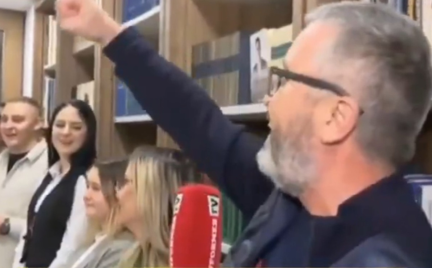 Kontroverzni Vučićević zapjevao: "Predsjedniče Aleksandre, tvojoj majci hvala, što junaka rodila je"