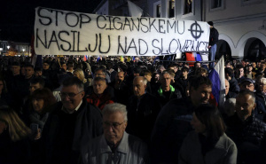 Na protestima u Novom Mestu i ekstremisti s fantomkama: "Svi stranci van! Ubij, ubij Cigana"