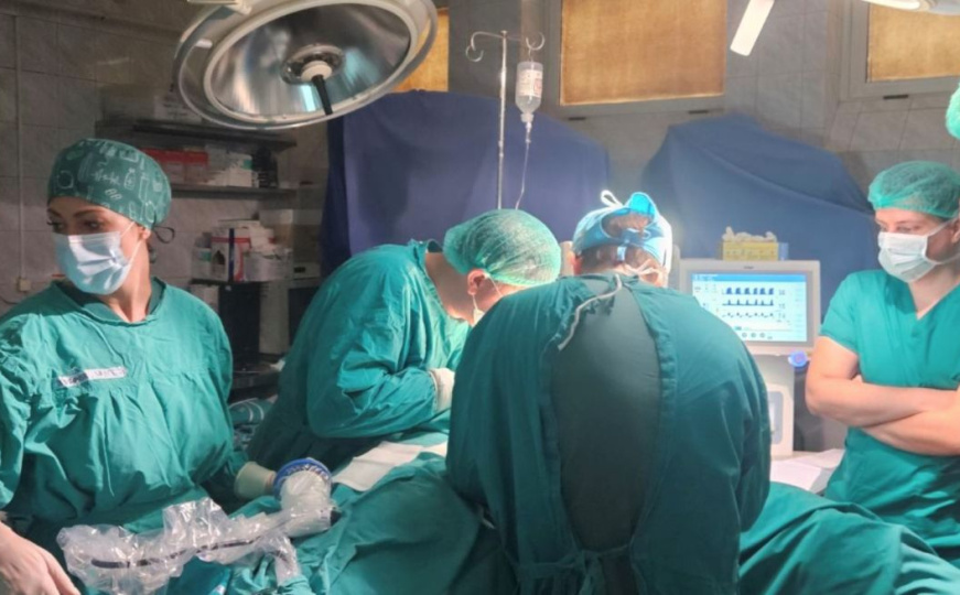 U Kantonalnoj bolnici Zenica uspješno izvedena složena kombinovana operacija