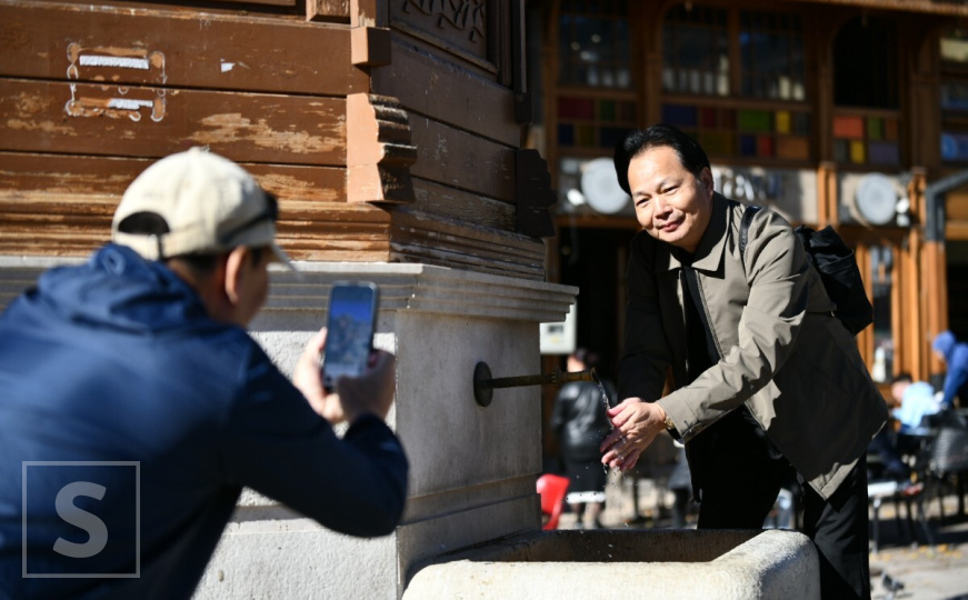 Topli jesenji dan u suncem okupanom Sarajevu: Turisti i građani uživali u šetnji i kafi
