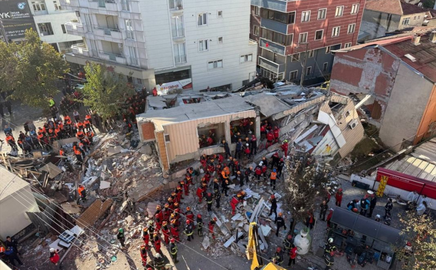 Urušila se višespratnica u Turskoj: Spasioci tragaju za pet osoba