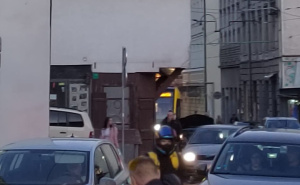 Ne rade tramvaji prema Baščaršiji: Automobil se pokvario na šinama, nastala gužva