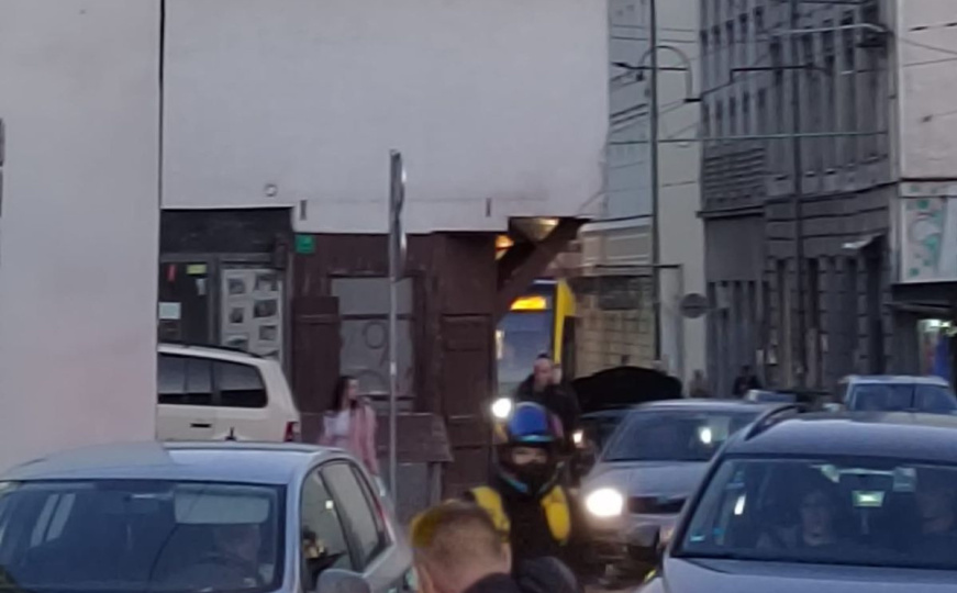 Ne rade tramvaji prema Baščaršiji: Automobil se pokvario na šinama, nastala gužva