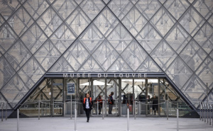 Dvoje pljačkaša iz Louvre djelomično priznalo krivicu: ‘Još nismo pronašli dragulje‘