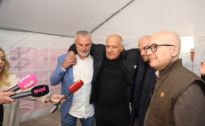 Pristalice SNS-a u "Ćacilendu" dočekale povrijeđenog Bogdanovića: Dočekao ga Vučević