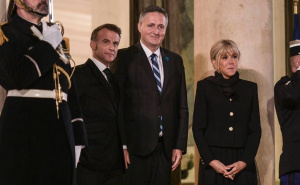 Emmanel Macron sa suprugom ugostio Denisa Bećirovića u Jelisejskoj palati