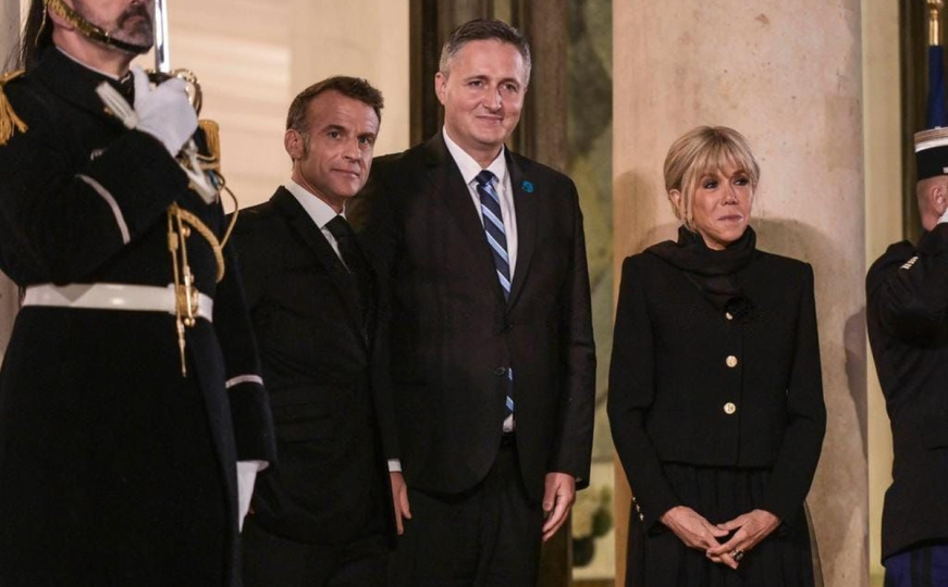 Emmanel Macron sa suprugom ugostio Denisa Bećirovića u Jelisejskoj palati