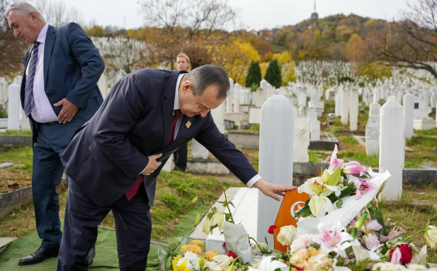 Ivica Dačić položio cvijeće na mezar Halida Bešlića: "Nedostaje. Prijatelju dragi, počivaj u miru"