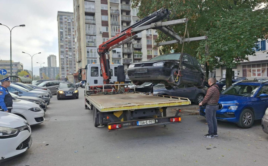 U Sarajevu počela akcija uklanjanja neregistrovanih i havarisanih vozila s javnih površina