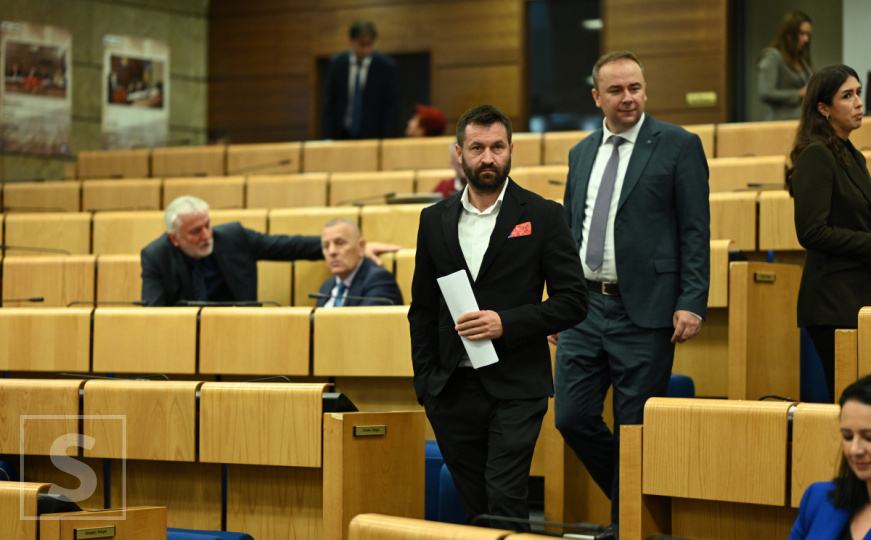 Sjednica Doma naroda FBiH se izmakla kontroli: Zahiragiću oduzeta riječ, ušao u polemiku s kolegicom