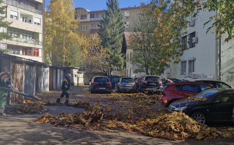 Jesenja akcija čišćenja: Ekipe KJKP RAD-a uklonile opalo lišće sa ulica u Sarajevu