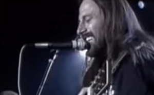 Grupa Azra i pjesma dana "Usne vrele višnje": "Vođen slijepim bezumljem, sludio me bol"