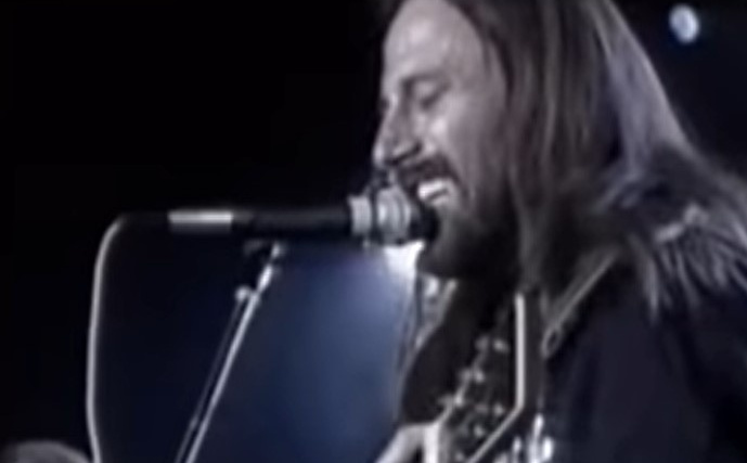 Grupa Azra i pjesma dana "Usne vrele višnje": "Vođen slijepim bezumljem, sludio me bol"