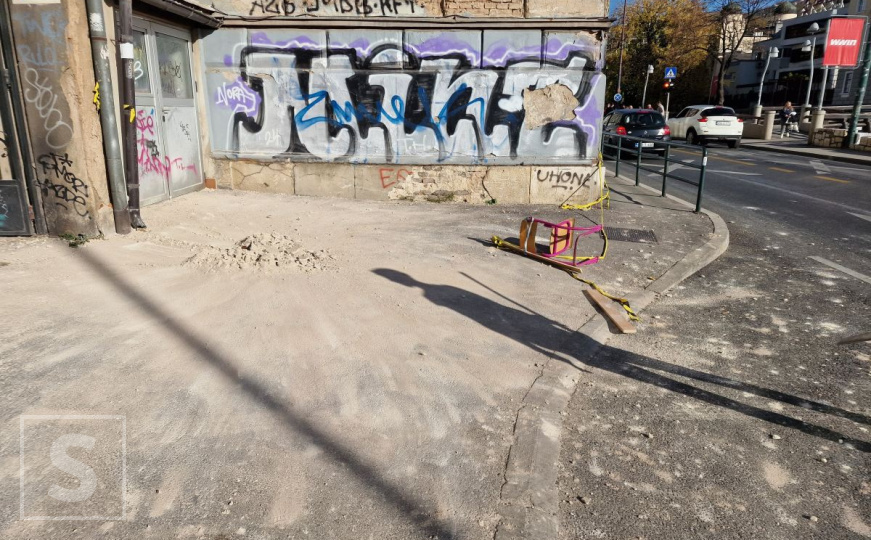 Po ko zna koji put: Opet se obrušila fasada sa zgrade u centru Sarajeva