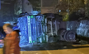 Saobraćajna nesreća kod Sarajeva: Prevrnuo se kamion, jedna osoba povrijeđena