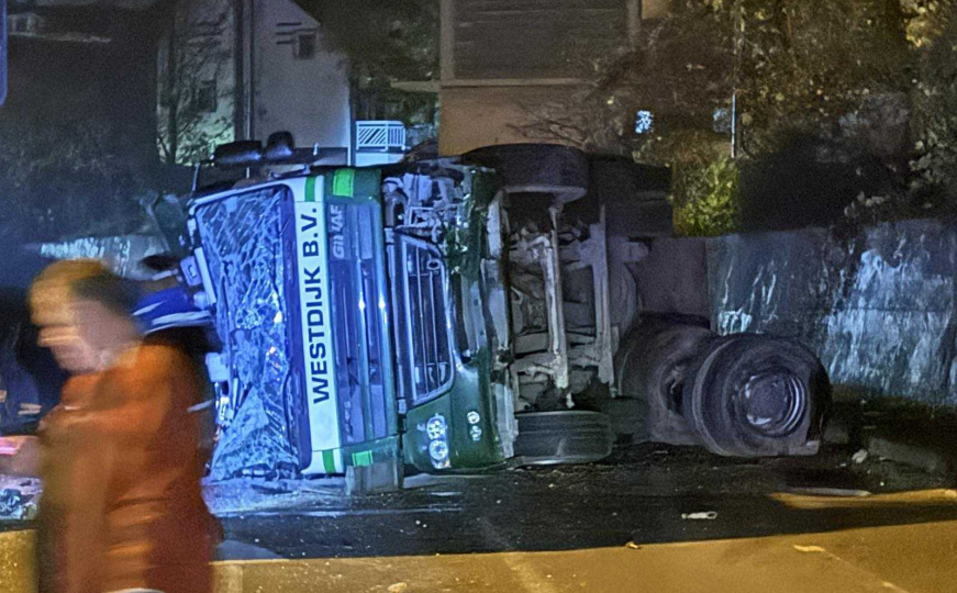 Saobraćajna nesreća kod Sarajeva: Prevrnuo se kamion, jedna osoba povrijeđena