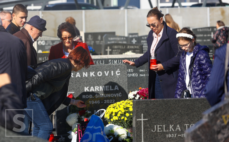 Blagdan Svi sveti obilježen u Sarajevu: Molitve, cvijeće i svijeće za najmilije