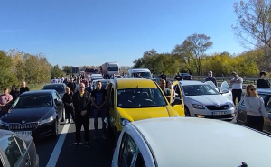 Srbija ušutjela na 16 minuta: Vozači na autoputu izašli iz vozila da odaju počast poginulima