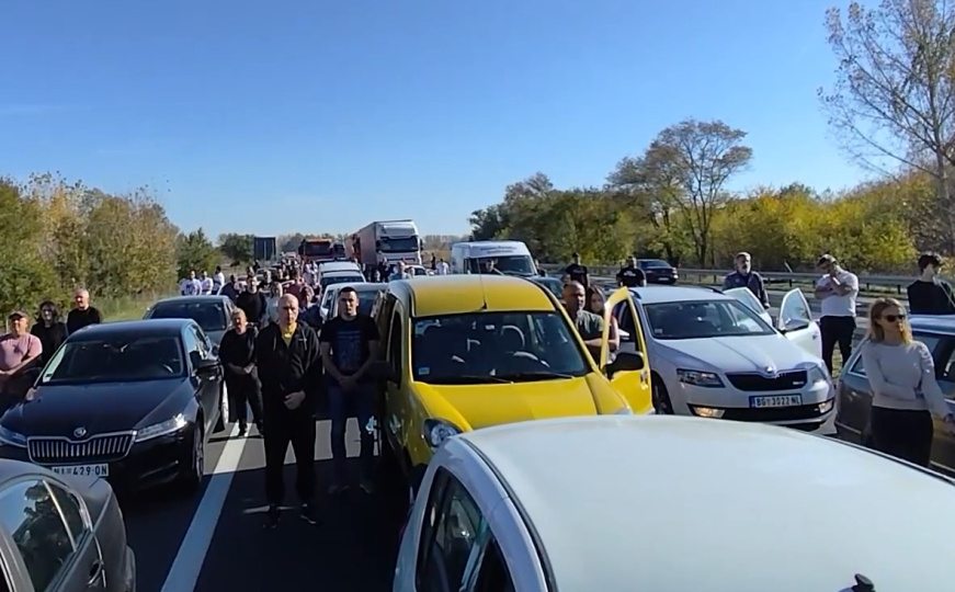 Srbija ušutjela na 16 minuta: Vozači na autoputu izašli iz vozila da odaju počast poginulima