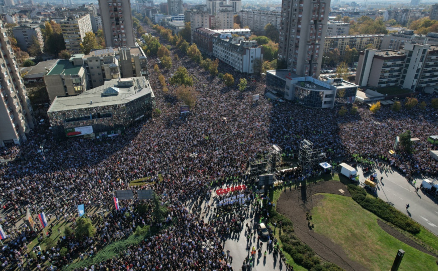 Pogledajte kako danas izgleda Novi Sad iz zraka: Desetine hiljada ljudi ispred željezničke stanice