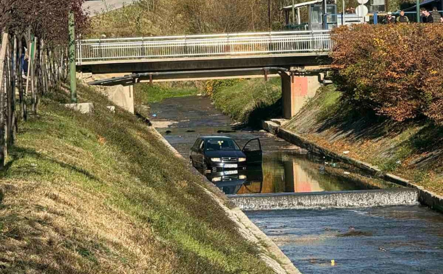 Saobraćajna nesreća u Kaknju: Automobil sletio u korito rijeke Zgošće